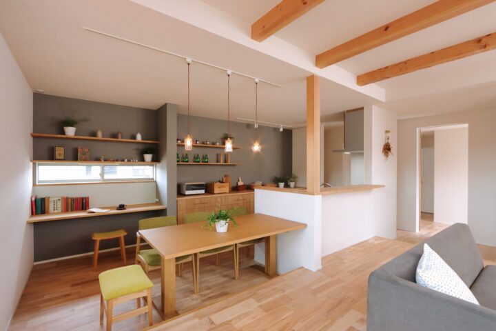 滋賀県栗東市の注文住宅のグレーの壁紙のキッチン