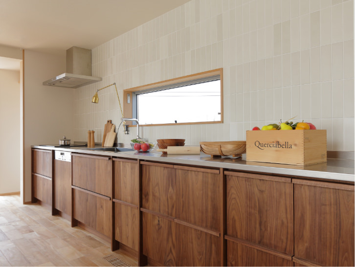 キッチンは木製のキャビネットとステンレス製の天板を組み合わせて製作
