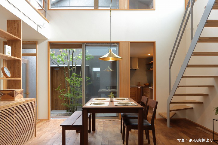 滋賀県大津市の完成見学会のお家の中庭とダイニングの繋がり