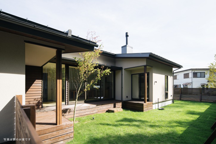 滋賀県のオープンハウスの明るい家の芝生のお庭