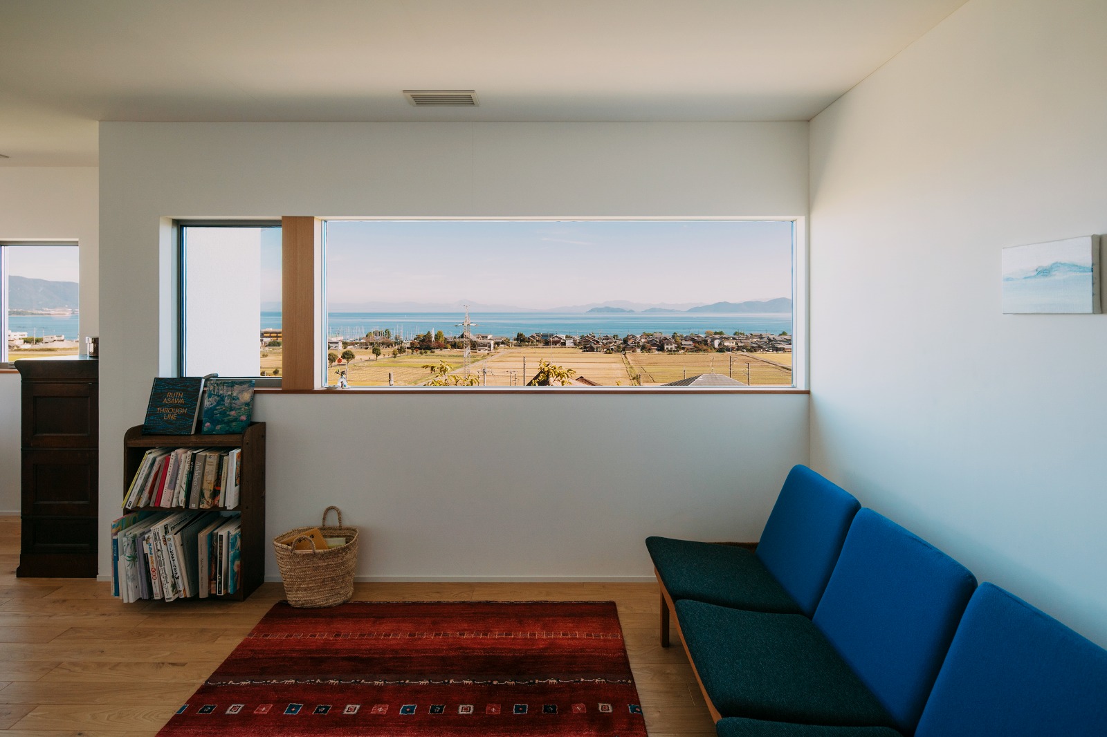 滋賀県の注文住宅で琵琶湖が見える家のリビング