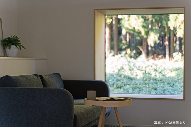 大津市で琵琶湖と緑が見える見学会の家のリビング