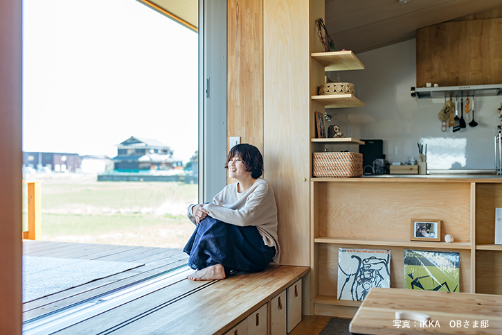 滋賀県の平屋の完成見学会で景色を楽しむ女性
