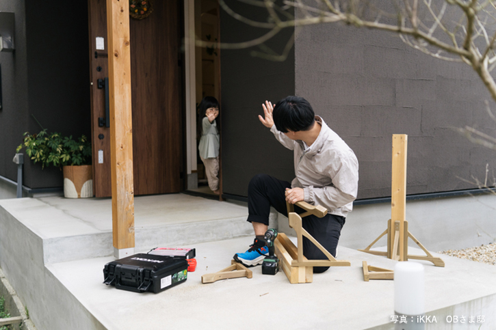 滋賀県の完成見学会の家のインナーガレージでDIYをしているイメージ