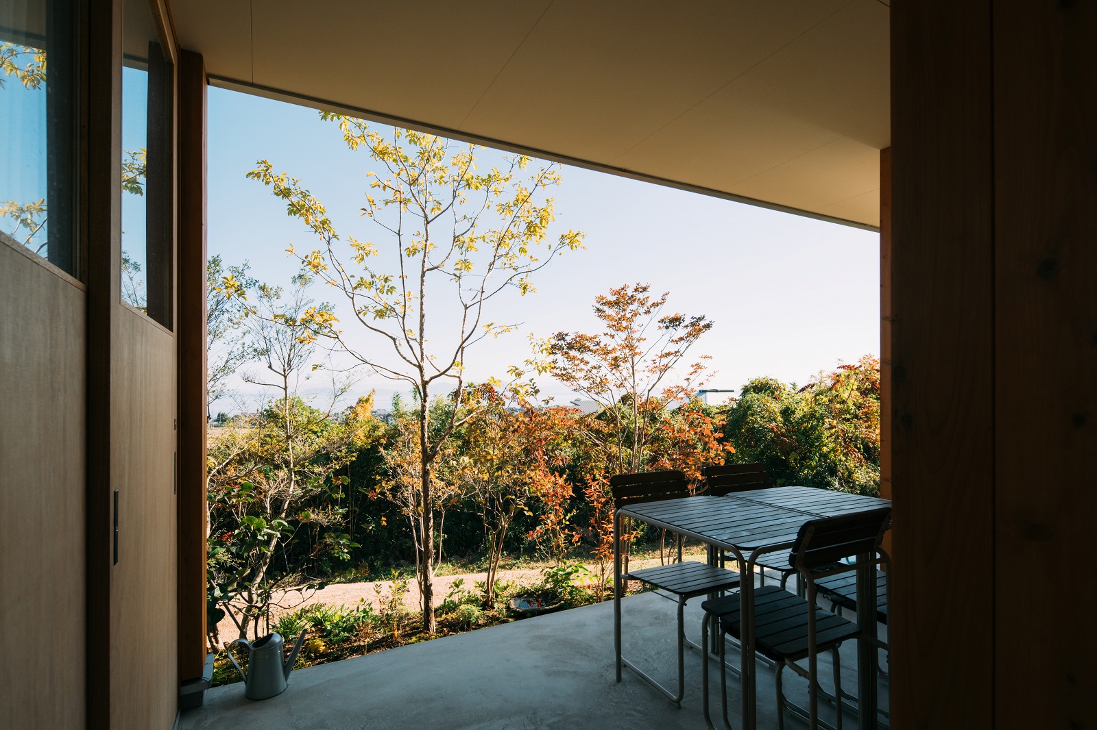 滋賀県の注文住宅で琵琶湖が見える家のピロティ