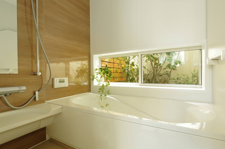 滋賀で注文住宅を建てる工務店のiKKAダイコーホームの浴室の坪庭