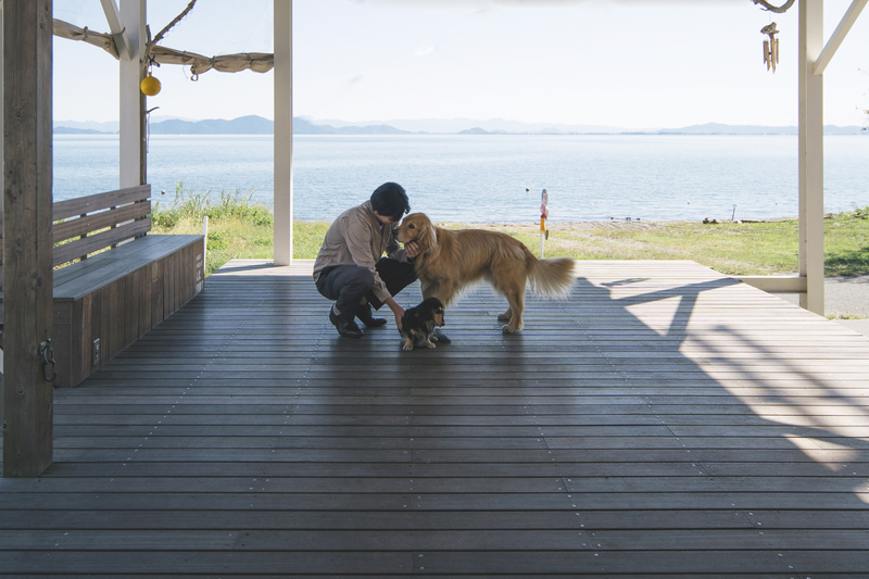 犬とウッドデッキで遊べる琵琶湖沿いの家
