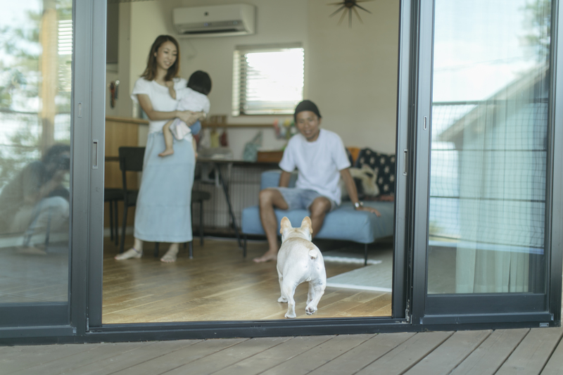 犬が出入りできるウッドデッキがある家
