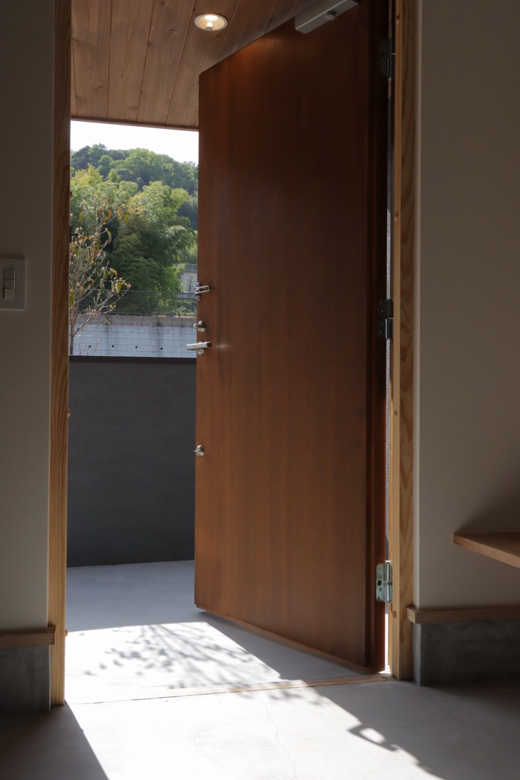 木製玄関扉と玄関