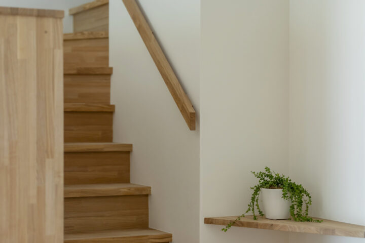 木製の手摺と木製階段