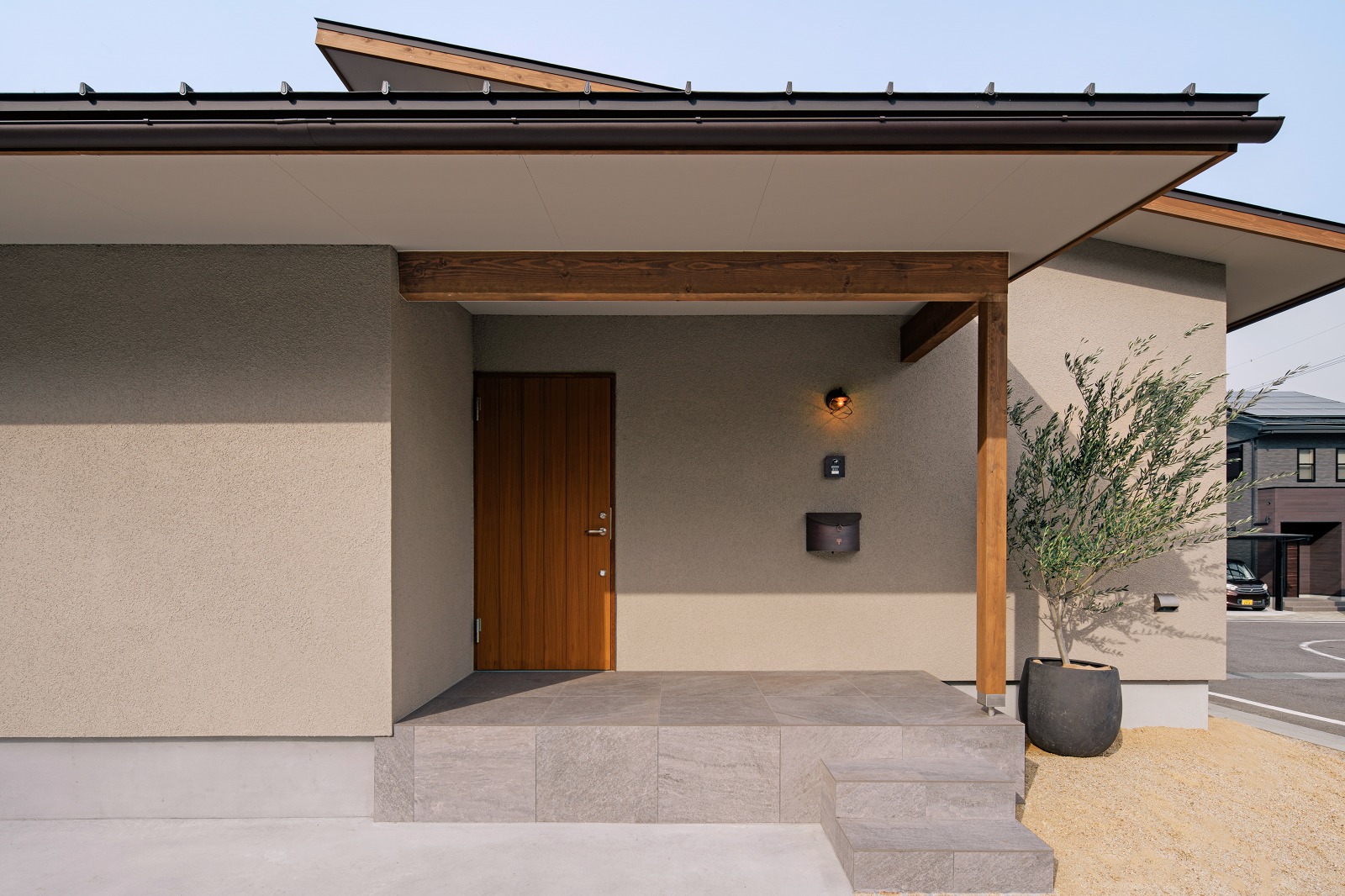 大津市の工務店で建てた平屋の玄関ポーチ