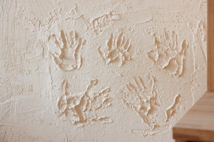 滋賀県大津市の注文住宅の家族の手形をつけた漆喰壁