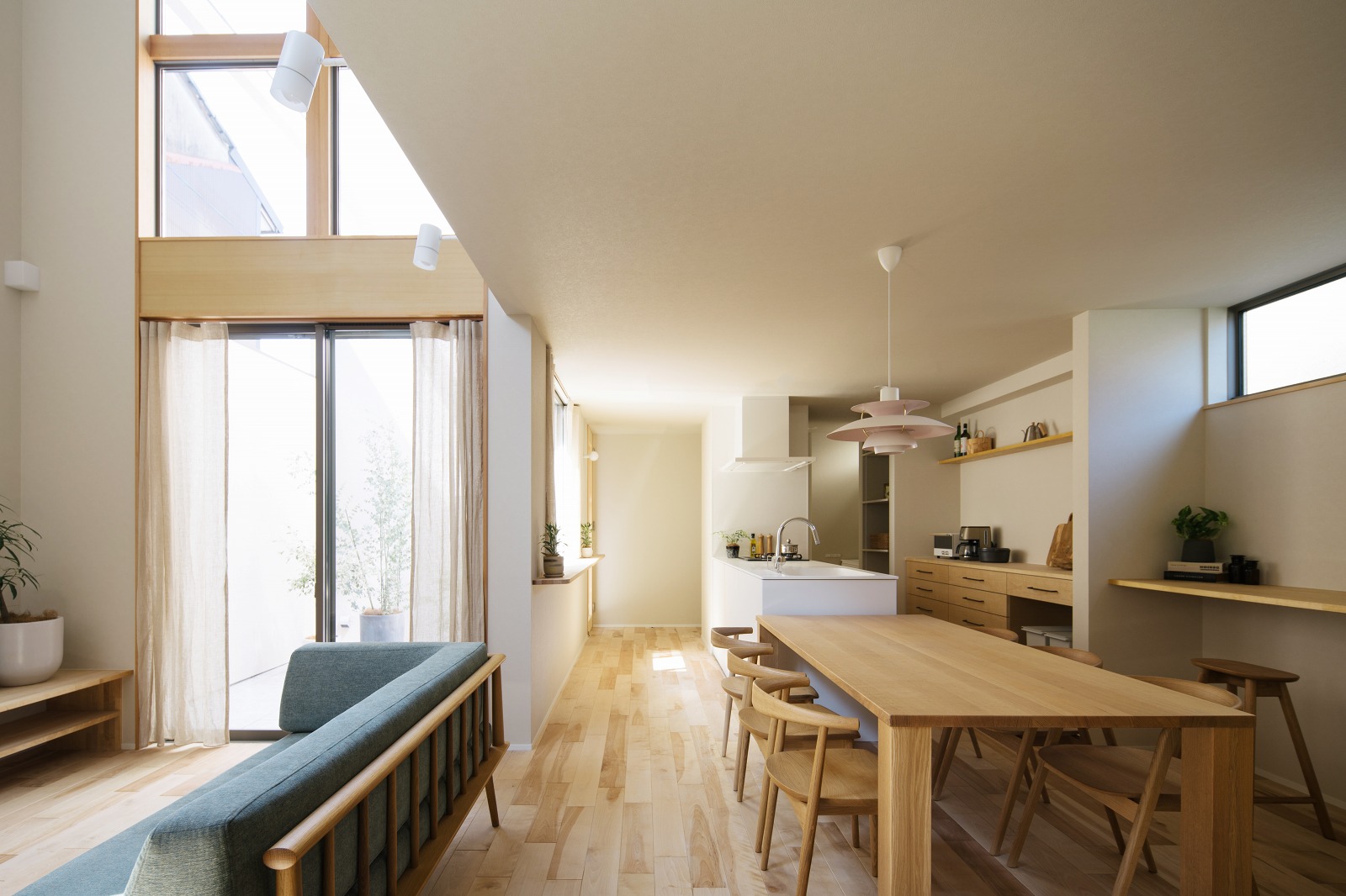 京都で建てたおしゃれな注文住宅の吹抜けリビング