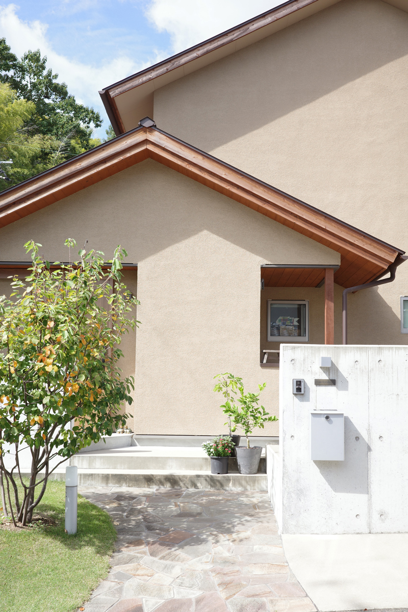 丁寧に手入れされているアプローチ