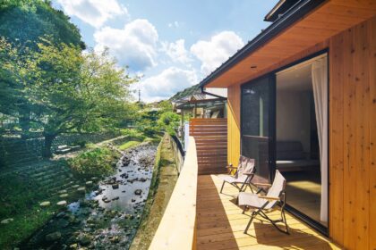 滋賀県大津市に建てた注文住宅の川辺のデッキ