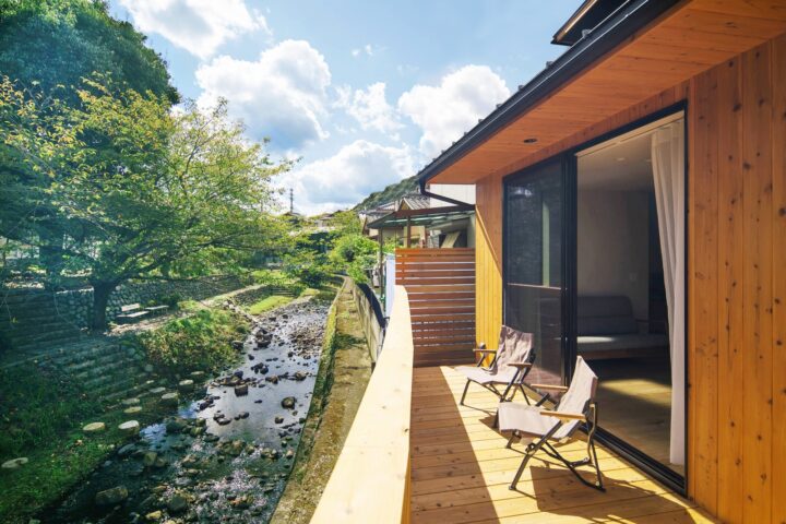 滋賀県大津市に建てた注文住宅の川辺のデッキ