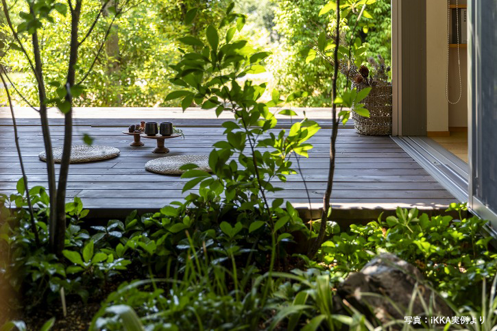 滋賀県大津市の完成見学会のお家の中庭で四季折々美しい植物達